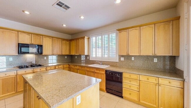 Building Photo - Beautiful 4 bedroom 3 full bath home with 2,902 Sq. FT. of living space.
