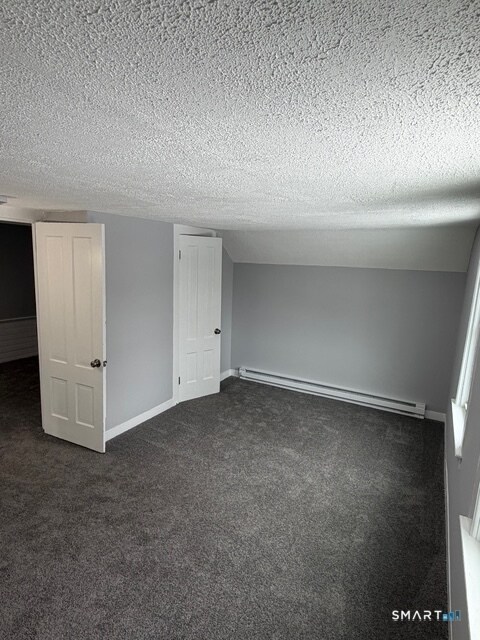 Building Photo - 122 River Rd