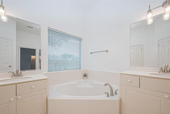 Building Photo - 3655 Heritage Colony Dr