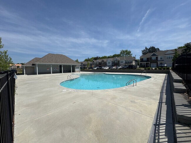 Building Photo - Beautiful 3BR Townhome in Prime Lebanon Location