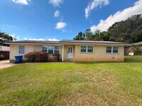 Building Photo - 104 Yellowleaf Dr