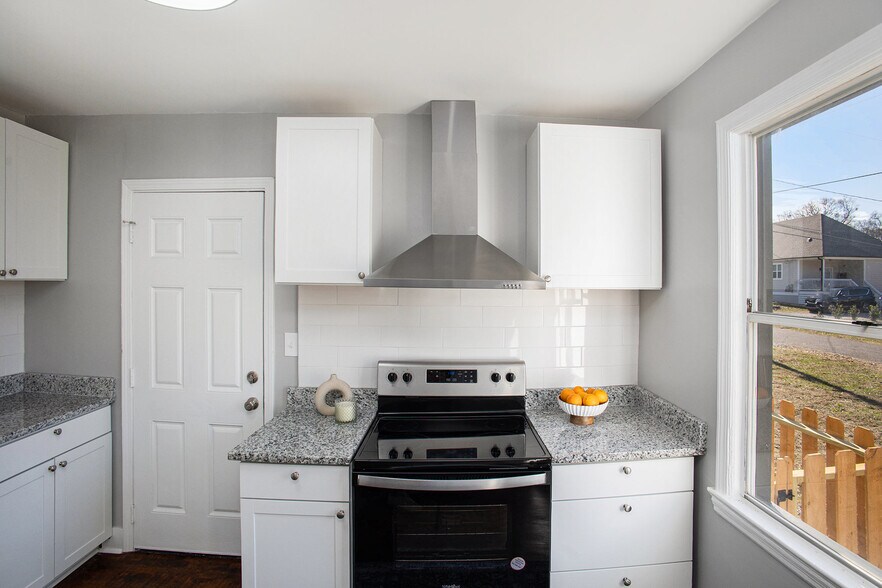 Building Photo - 701 9th Ave S