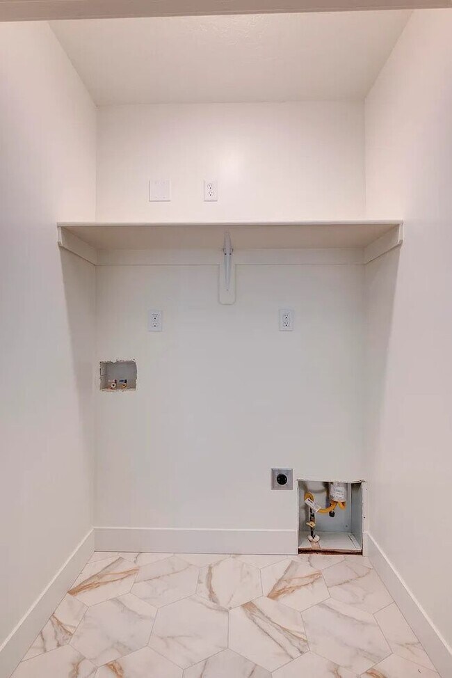 Building Photo - Charming Cedar City 3 Bedroom Townhome!