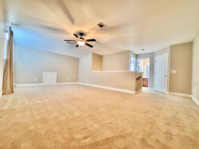 Building Photo - 3 Bedroom, 3 Bathroom Home w/ 2 Car Garage and Fence Backyard