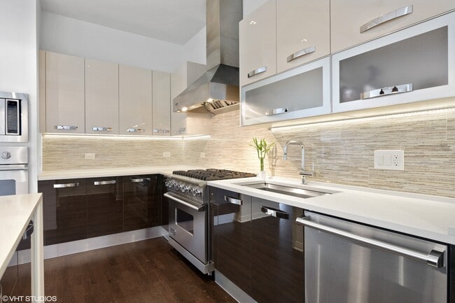 Building Photo - 65 E Monroe St