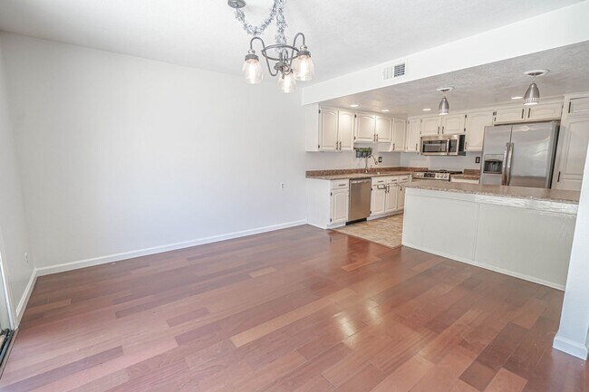 Building Photo - 4 Bedroom Home for Rent in Valencia!