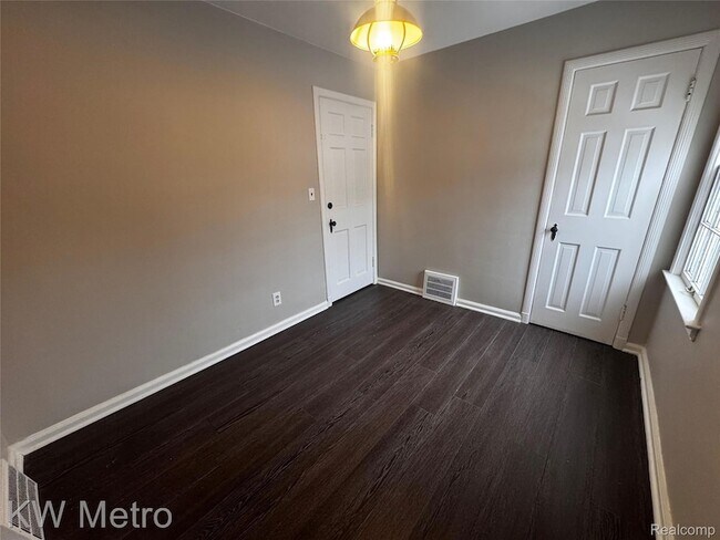 Building Photo - 1305 Collegewood St