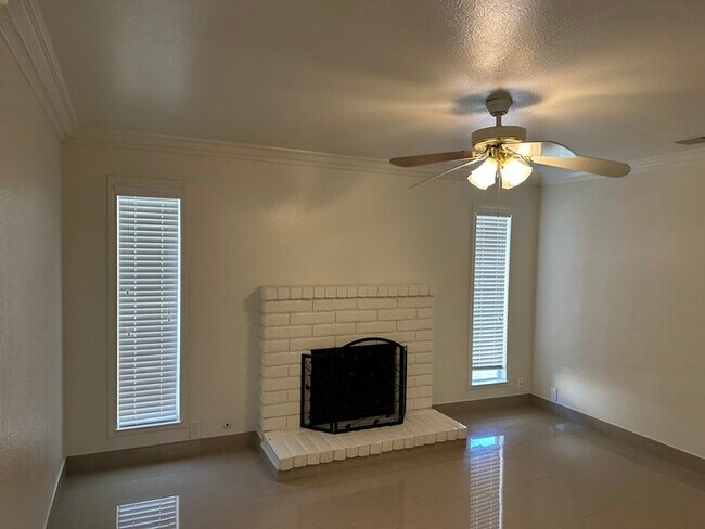 Building Photo - Modesto 3 Bedroom 2 Bath Home