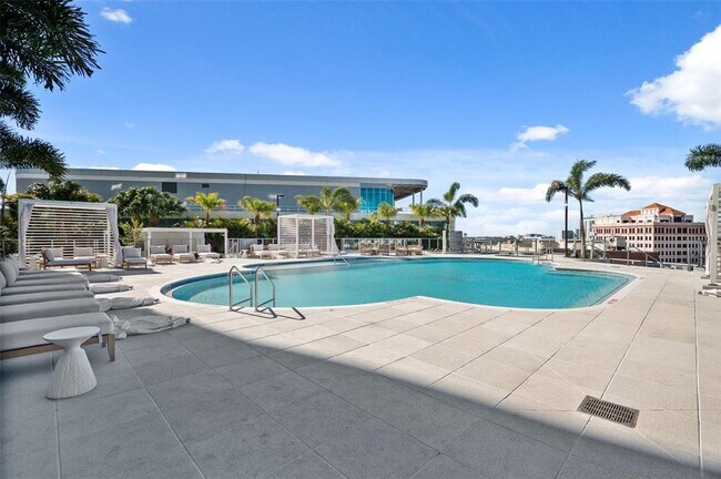 Building Photo - 400 Central Ave