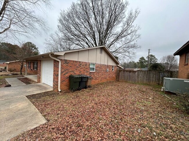 Building Photo - 2026 Woodmead St SW