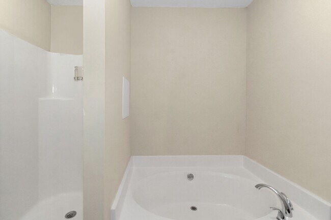 Building Photo - Charming 3BR/2BA Ranch Home with Spacious Backyard & Deck!