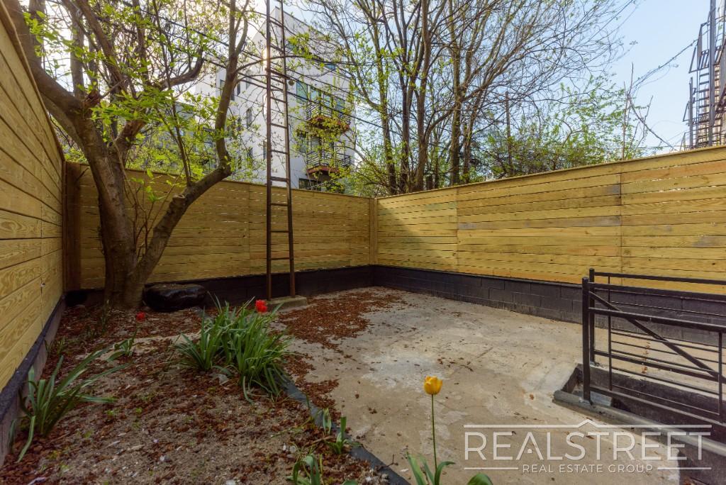 Building Photo - STUNNING 4+ BED 3 BATH DUPLEX + YARD IN PRIME BUSHWICK TOWNHOUSE