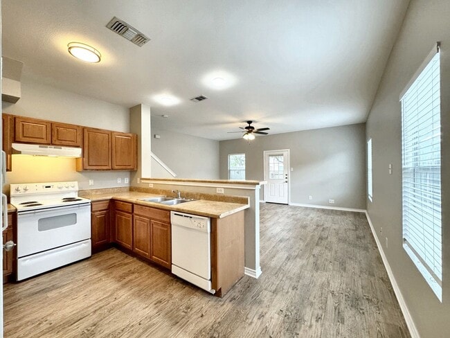 Building Photo - 2 Story Town Home - Near USAA-UTSA-Medical Center