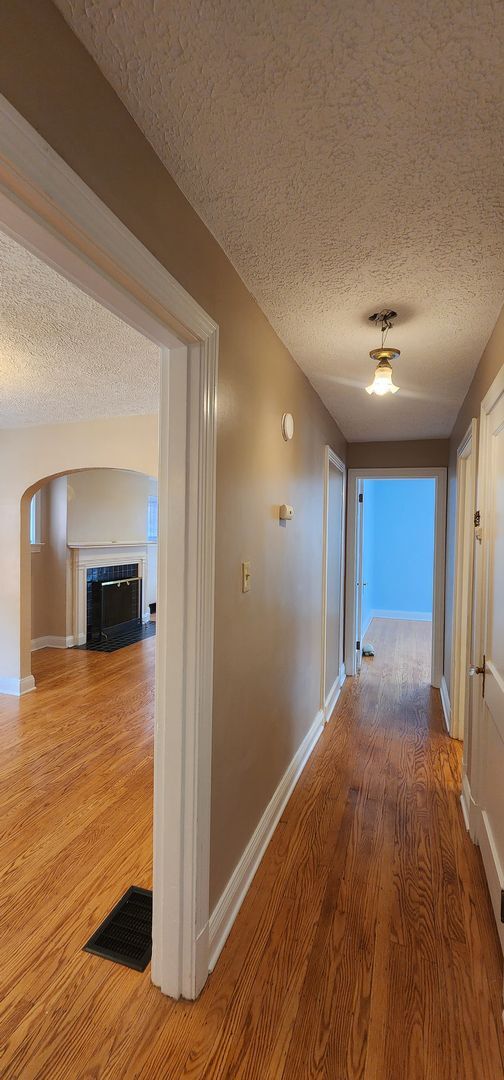 Building Photo - Welcome to this charming 3-bedroom, 2-bath...