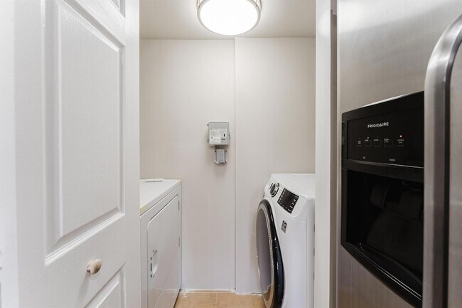 Building Photo - 859 Jeffery St