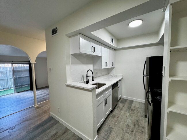 Building Photo - 170 De Chantle Rd