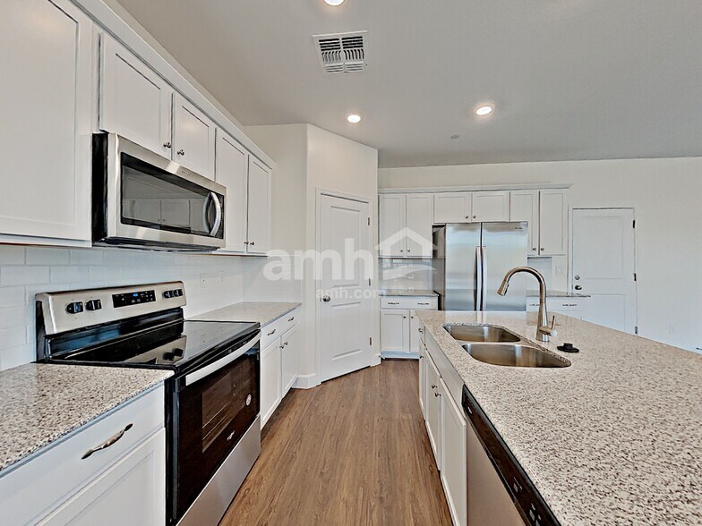Building Photo - 5968 W Columbine Dr