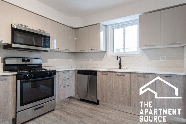 Building Photo - 7621 N Sheridan Rd