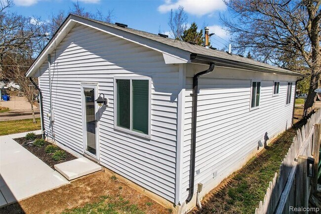 Building Photo - 4171 Mapleleaf Rd