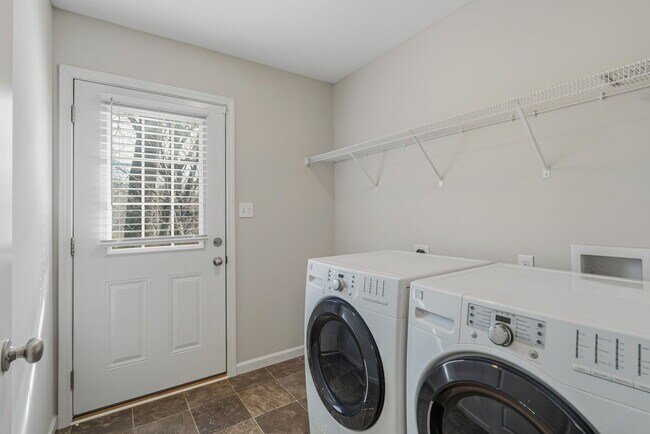 Building Photo - 2100 Paris Rd