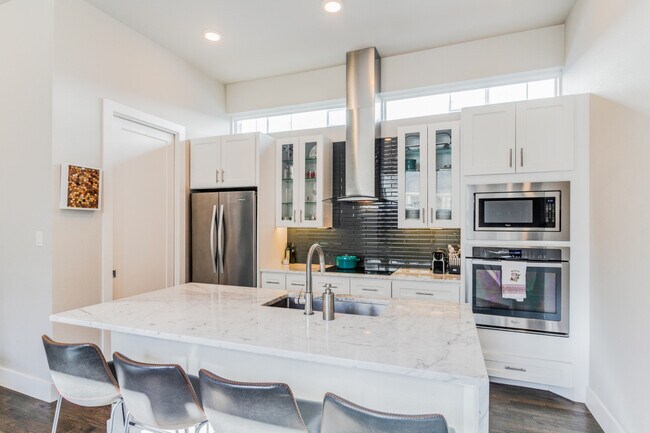 Kitchen - 5914 Lindell Ave