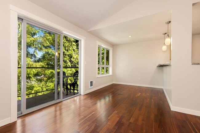 Building Photo - Updated Condo Close to Downtown Redmond and Microsoft!