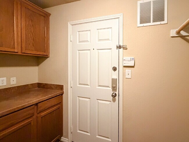 Building Photo - 3 bed, 2 Bath Home in North Fort Worth