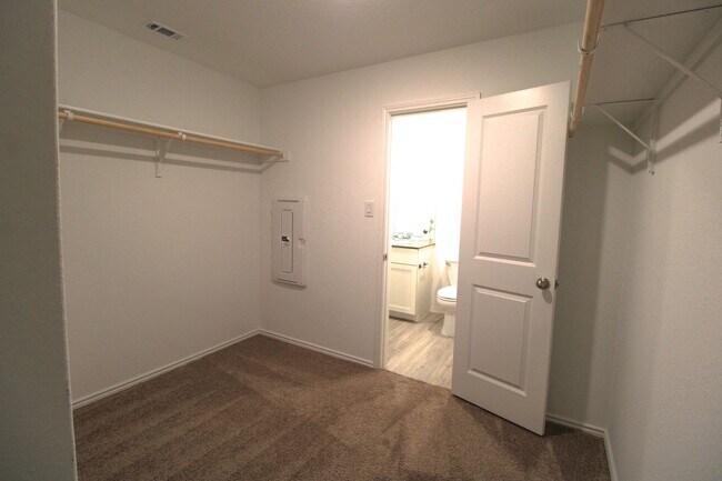 Building Photo - ************Move In Special- 2 WEEKS FREE!!!!************