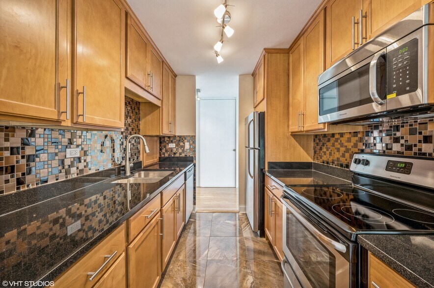 Building Photo - 900 N Lake Shore Dr