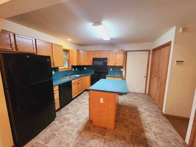 Building Photo - Wonderful 3 bedroom 2.5 bath home w/garage