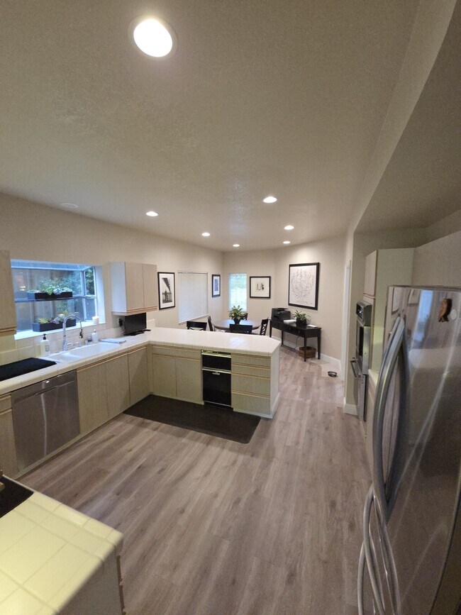 Building Photo - 10 Gregory Pl