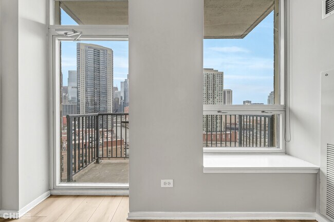 Building Photo - 600 N Kingsbury St
