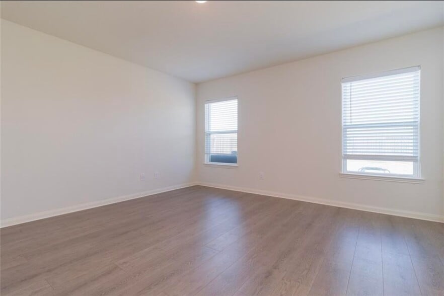 Building Photo - 15310 Albert Oak Dr