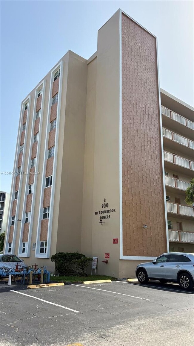 Building Photo - 900 NE 12th Ave