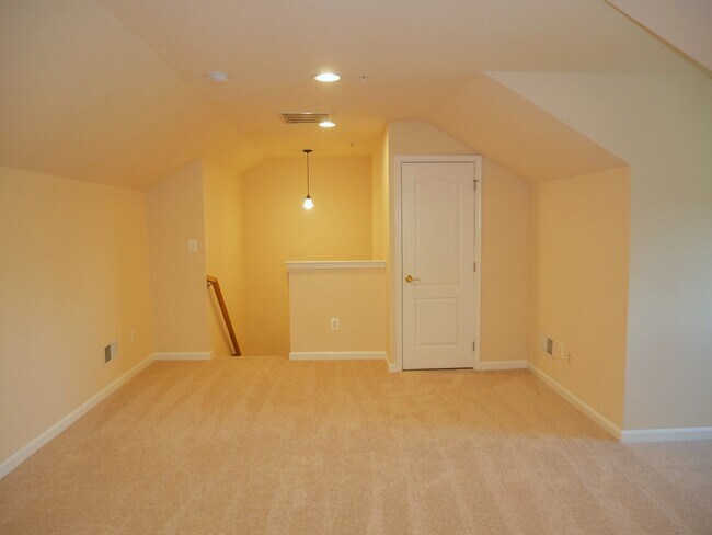 Building Photo - Gorgeous Former Model 4 Bed 2.5 Bath Townh...
