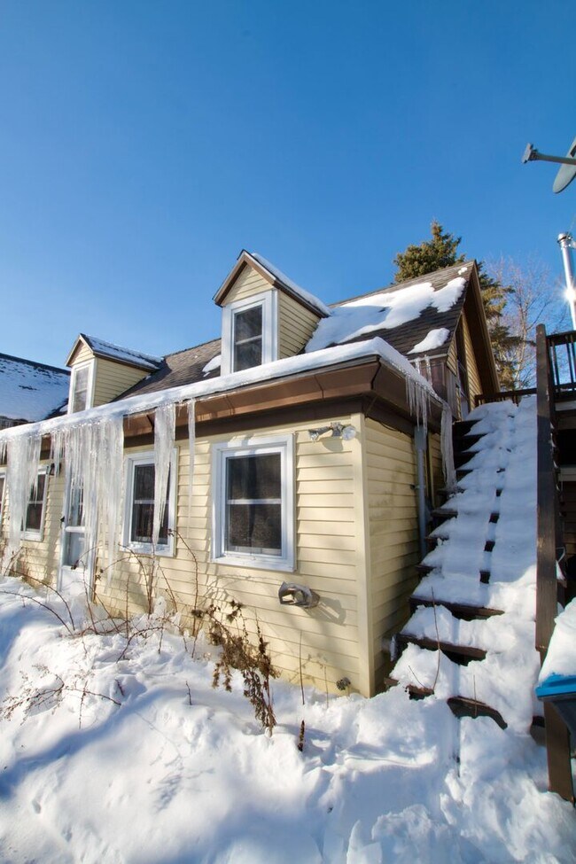 Building Photo - Spacious 4–5 Bedroom Home on French Island – Old Town