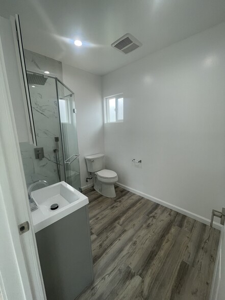 Building Photo - 3819 S Sycamore Ave