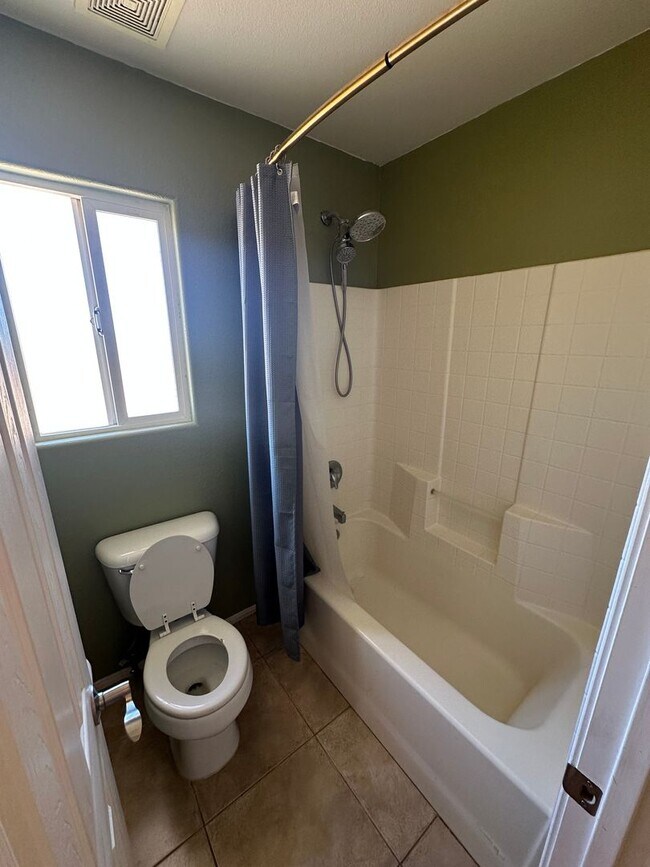 Building Photo - *$100.00 off 1st months Rent Move in Special!*Open Concept 3 Bedroom 2 Bath Home
