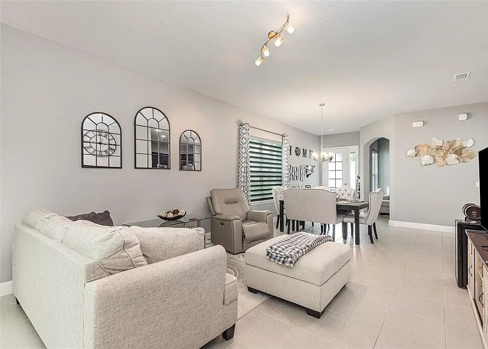 Main room - 843 Pinewood Dr