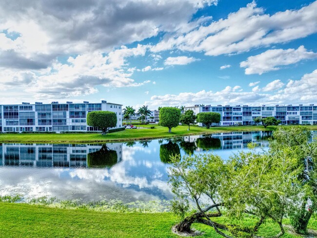 Building Photo - 2030 Hythe B