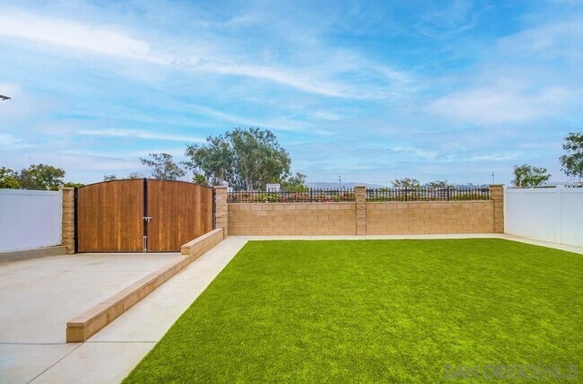 Building Photo - 5 bedroom Home with Large Private Yard