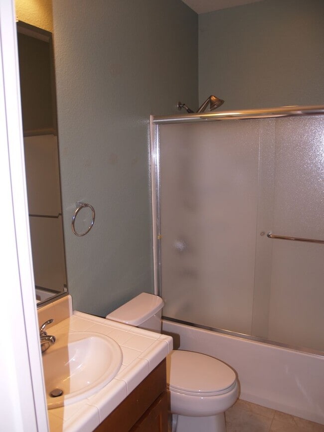 Building Photo - Beautiful end-unit Townhouse 3 bedrooms/2....