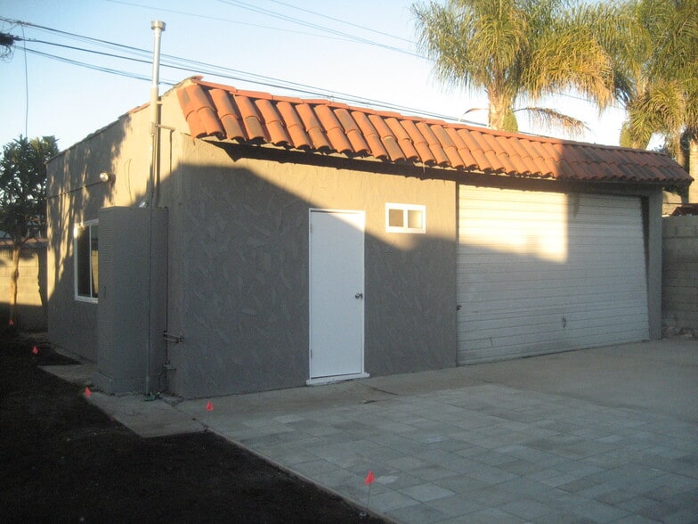 STAND ALONE STUDIO - 1307 W M St