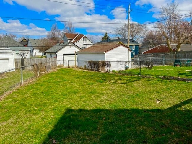 Building Photo - 1120 Hoefgen St