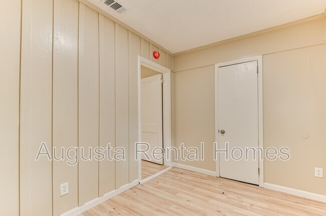 Building Photo - 2832 Cornelia Rd