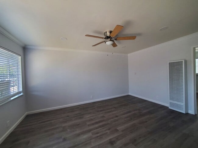 Building Photo - Ground floor One bedroom with Private Patio