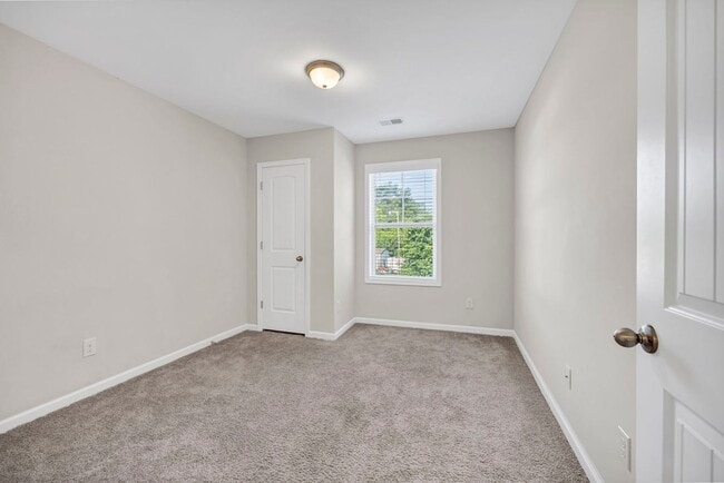 Building Photo - DISCOVER COMFORT & STYLE IN LEXINGTON'S DAWSON'S PARK