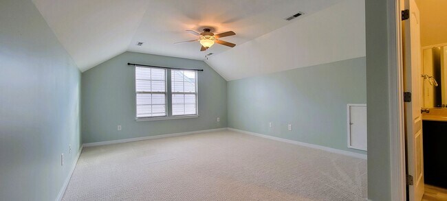 Building Photo - Large 4 bedroom 3 1/2 bath home that backs up to the 15th green in Magnolia Green.