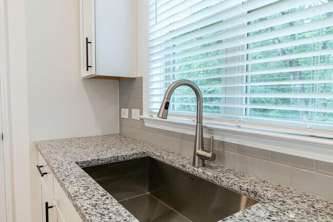 Building Photo - 1530 Brantin Dr