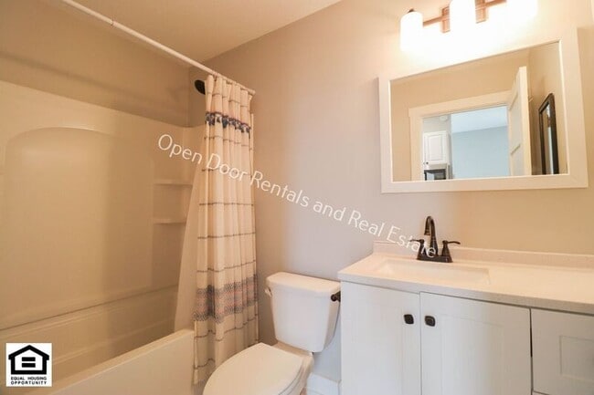 Building Photo - 113 1/2 W Maumee St